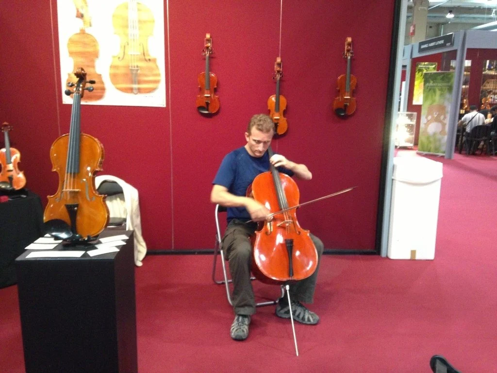 A cellist tries a cello by Gregorio Martini at Cremona Mondomusica